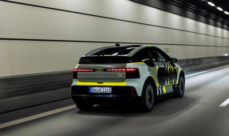 Svého předchůdce připomíná nová A2 e-tron především při pohledu zezadu.