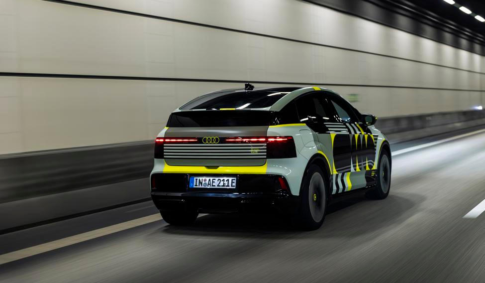 Svého předchůdce připomíná nová A2 e-tron především při pohledu zezadu.