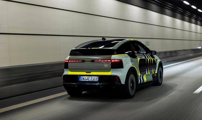 Svého předchůdce připomíná nová A2 e-tron především při pohledu zezadu.