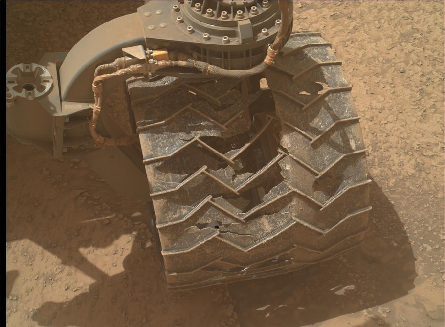  Přestože Curiosity ani Perseverance nejsou lidé, představují první dlouhodobou přítomnost lidstva na povrchu jiné planety a připravují cestu pro okamžik, kdy se po Marsu možná projdou i astronauti.
