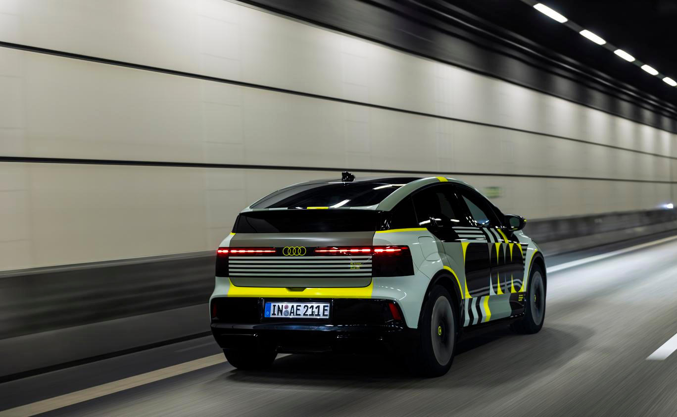 Svého předchůdce připomíná nová A2 e-tron především při pohledu zezadu.