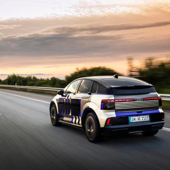 Především v zadní části je také vidět jasná inspirace původní verzí Audi A2.