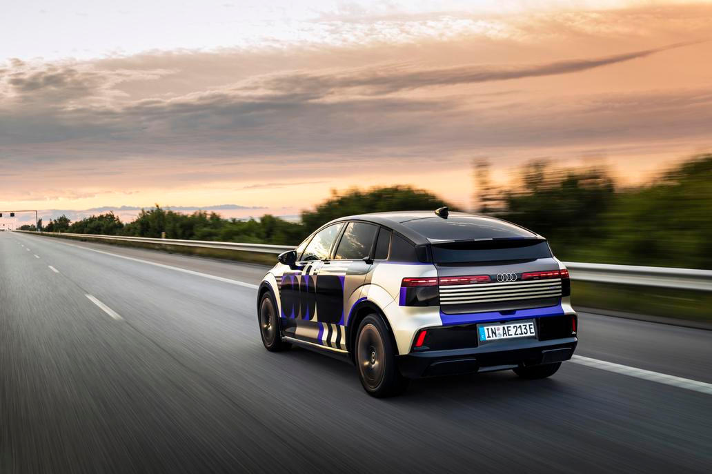 Především v zadní části je také vidět jasná inspirace původní verzí Audi A2.