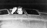 Pilot Paul Tibbets mává z kokpitu bombardéru Enola Gay krátce před misí, která navždy změnila dějiny válčení.