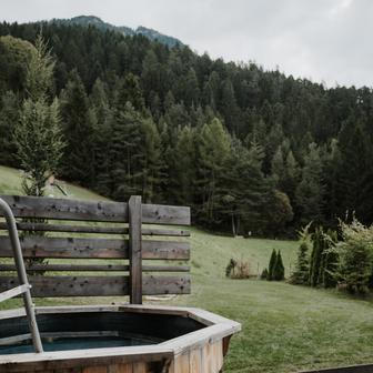 „Skutečný luxus je autenticita. Luxus je sedět na terase a slyšet jen zpěv ptáků tak intenzivně, až vám z toho běhá mráz po těle. Nebo vejít do domu a okamžitě cítit klid, aniž byste věděli proč. Takový pocit je k nezaplacení,“ vysvětluje majitel.