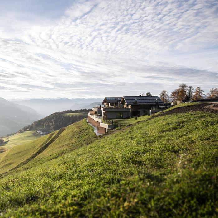 Dřív byl horský hotel velmi těžce přístupný, dnes už k němu dojedete pohodlně. 