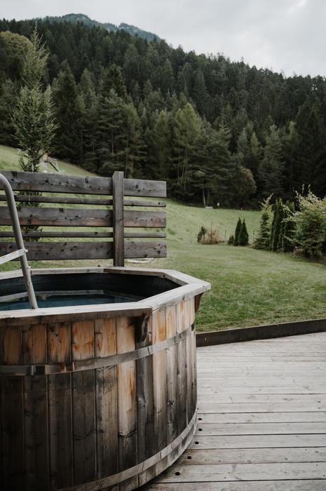 „Skutečný luxus je autenticita. Luxus je sedět na terase a slyšet jen zpěv ptáků tak intenzivně, až vám z toho běhá mráz po těle. Nebo vejít do domu a okamžitě cítit klid, aniž byste věděli proč. Takový pocit je k nezaplacení,“ vysvětluje majitel.