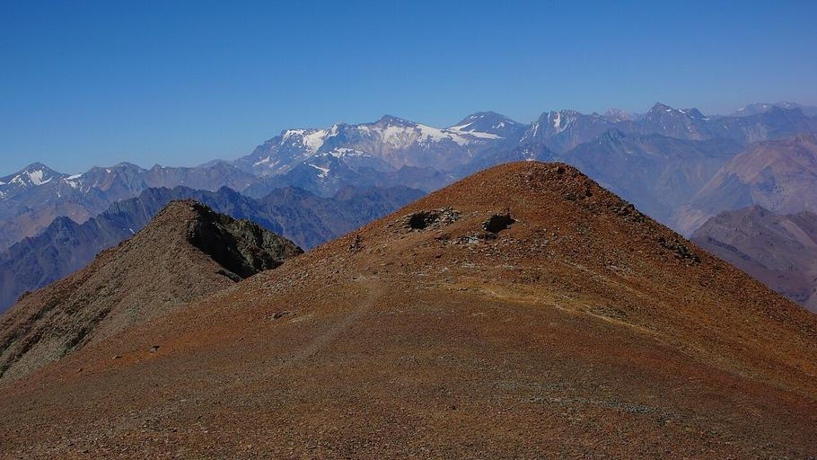 Pozůstatky kamenné stavby Pirca del Inca na hoře Cerro El Plomo v Chile. Právě v této oblasti byla v roce 1954 objevena mumie Chlapce z El Plomo.