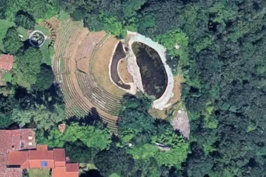 Ital postavil falešný amfiteátr a vybíral vstupné, městečko se ho chce zbavit