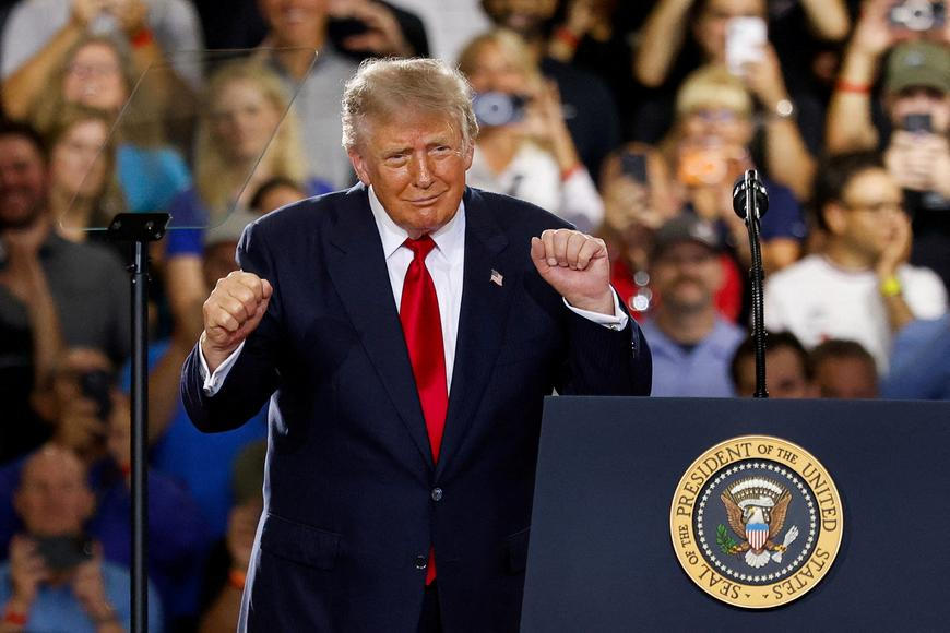 Trump pohrozil Íránu tvrdým zásahem, pokud se brzy neotevře Hormuzský průliv