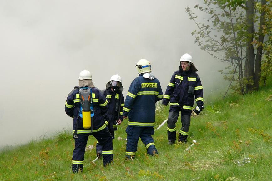 Požár v Křečovicích je dohašený, hasiči na místo stále dohlíží