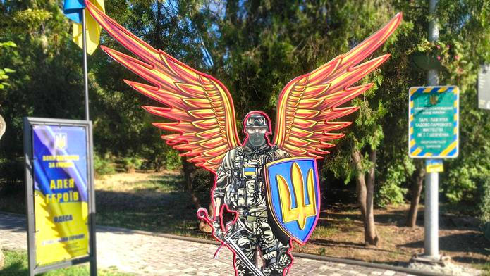 „Anděl“ ukrajinských ozbrojených sil v parku Tarase Ševčenka v Oděse. Moskva vlastní vojenské ztráty prakticky nezveřejňuje, Kyjev tak činí zřídka. Ukrajinský prezident Volodymyr Zelenskyj zkraje února řekl, že od vpádu ruských vojsk do jeho země v únoru 2022 padlo kolem 55 tisíc ukrajinských vojáků, velký počet bojovníků je podle něho nezvěstných.