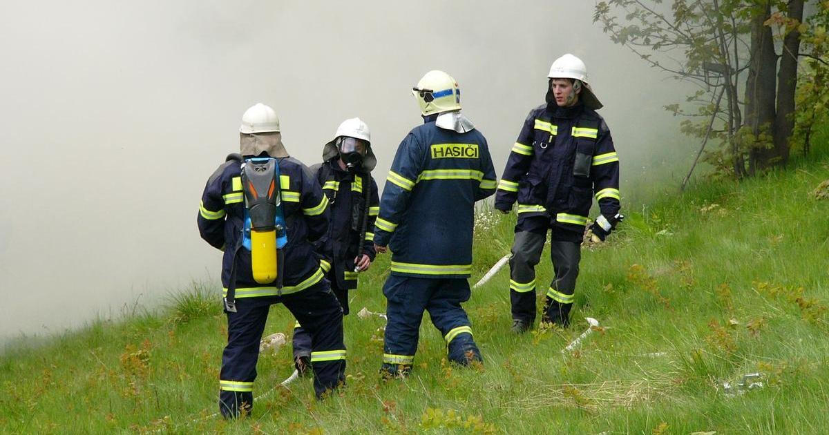 Požár v Křečovicích je dohašený, hasiči na místo stále dohlíží