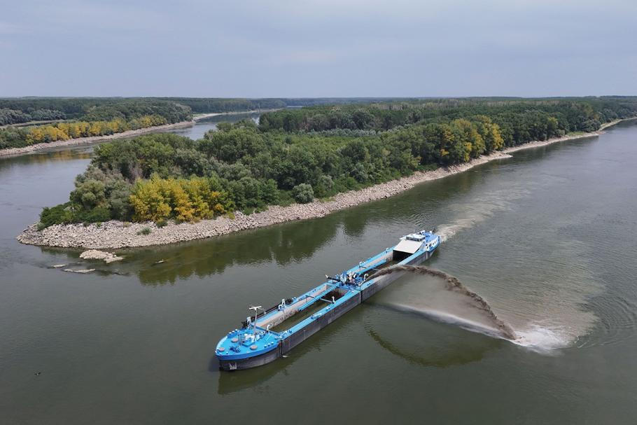 Romanian authorities attemtp Danube diversion with dredging ships