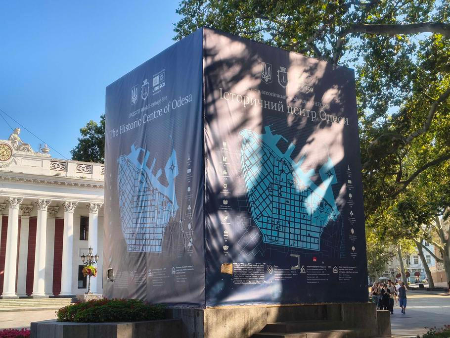 Zakrytý památník ruského básníka Alexandra Puškina v centru Oděsy. O osudu monumentu se po ruské invazi vedou dlouhodobé spory. Oděsa, 1. srpna 2026.