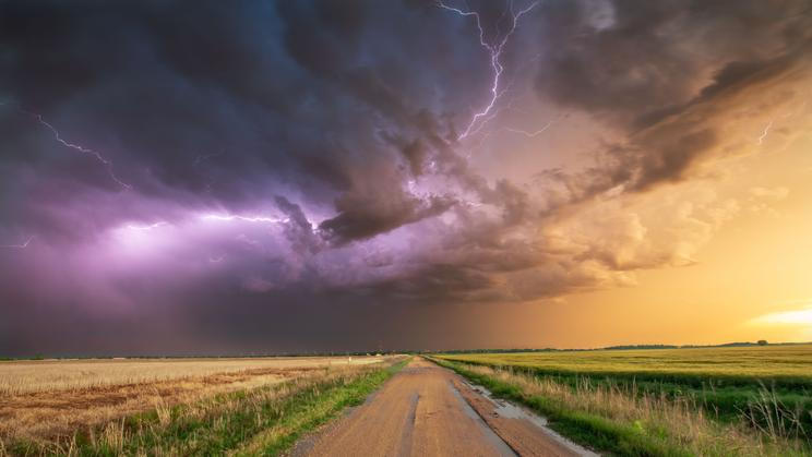 Středeční bouřky budou podle meteorologů vznikat odpoledne nejprve izolovaně v Pošumaví, odkud se zvolna přesunou k severovýchodu. (Ilustrační foto)