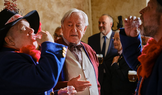 David Novotný jako otec Průša a Jiří Lábus coby starosta v komedii Proč bychom se nezabili (2026).
