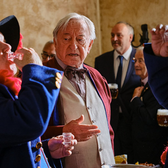 David Novotný jako otec Průša a Jiří Lábus coby starosta v komedii Proč bychom se nezabili (2026).