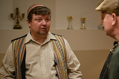 Michal Isteník jako hospodský v komedii Proč bychom se nezabili (2026).
