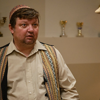 Michal Isteník jako hospodský v komedii Proč bychom se nezabili (2026).