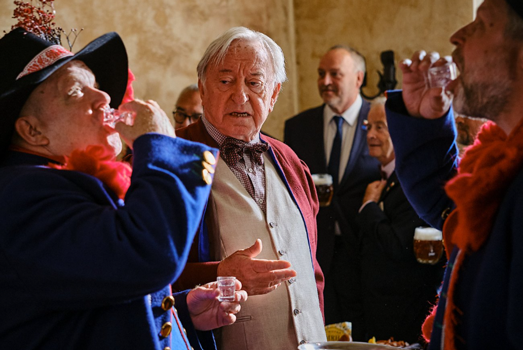 David Novotný jako otec Průša a Jiří Lábus coby starosta v komedii Proč bychom se nezabili (2026).