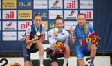 Barbora Bukovská (vpravo) s bronzem z cross country na ME juniorek 2026 na horských kolech