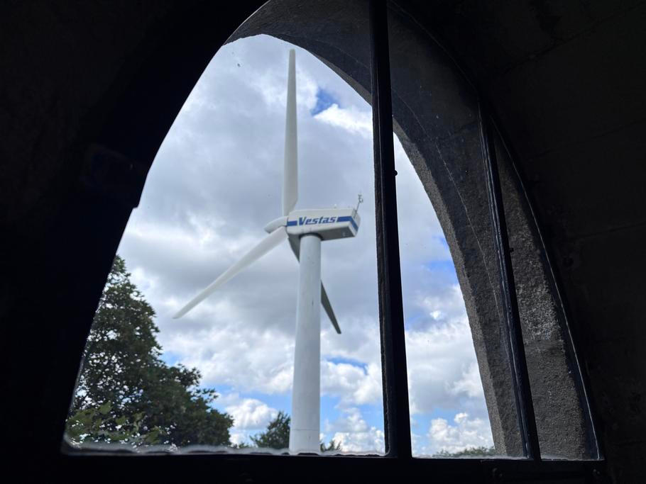 Výhled na elektrárnu, jejíž turbína dánské firmy Vestas funguje na 30 metrů vysokém stožáru, z vedlejší rozhledny.