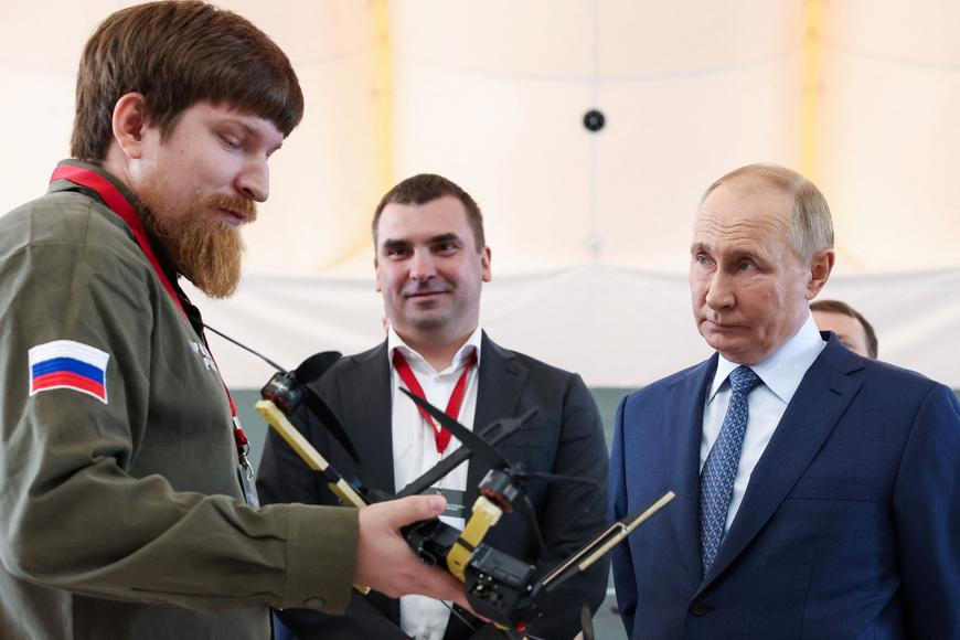 Automobil u Jekatěrinburgu vybuchl. Šéf uralské továrny na drony je vážně zraněn