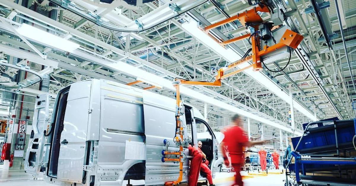 Vedli obří projekty, teď je čeká vyhazov. Automobilky škrtají manažery „jako šílené“