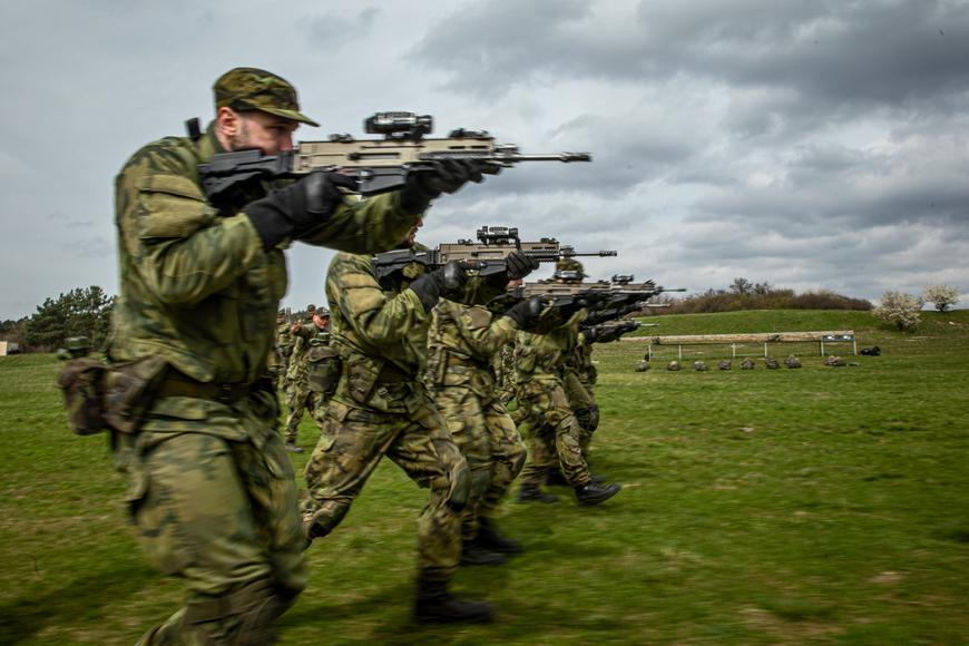 Vláda chce snížit maximální počet vojáků k obraně východního křídla NATO