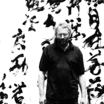 Japanolog a výtvarník Petr Geisler v dokumentu Dvě deci tuše (2026).