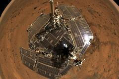Rover Spirit pořídil toto panoramatické snímek na vrcholu Husband Hill uvnitř kráteru Gusev na Marsu.