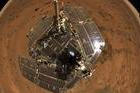 Rover Spirit pořídil toto panoramatické snímek na vrcholu Husband Hill uvnitř kráteru Gusev na Marsu.