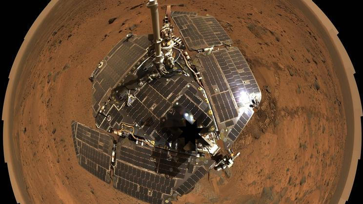 Rover Spirit pořídil toto panoramatické snímek na vrcholu Husband Hill uvnitř kráteru Gusev na Marsu.