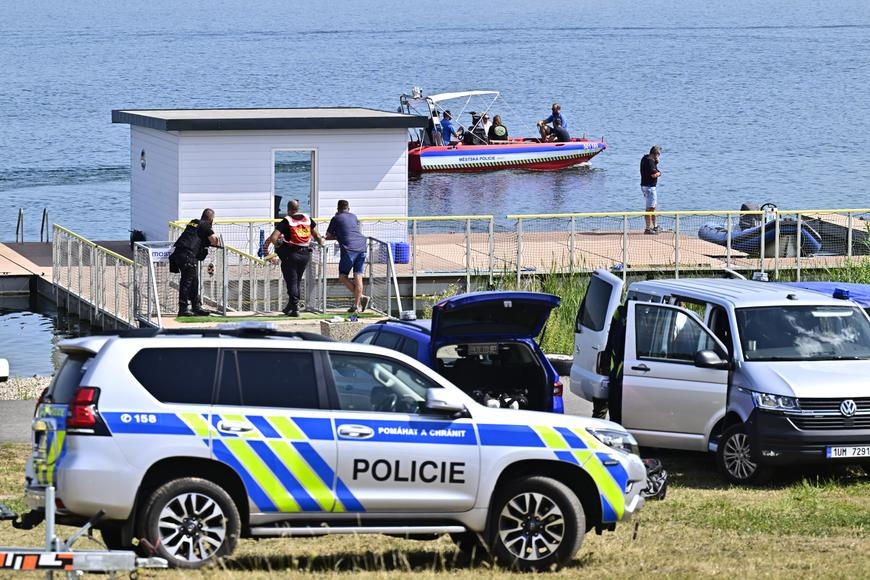 Policisté našli na jezeře Most pohřešovaného muže mrtvého. Po druhém stále pátrají