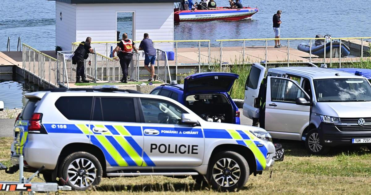 Policisté našli na jezeře Most pohřešovaného muže mrtvého. Po druhém stále pátrají