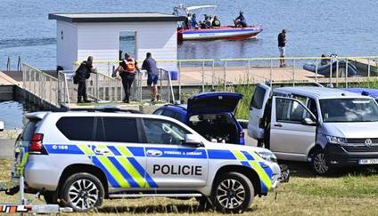 Jezero Most, kde policisté pátrají od úterního večera po silné bouřce po dvou mužích. Snímek z 5. srpna 2026.
