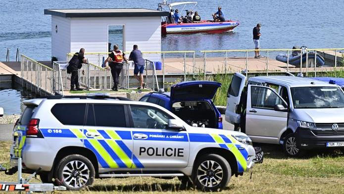 Jezero Most, kde policisté pátrají od úterního večera po silné bouřce po dvou mužích. Snímek z 5. srpna 2026.