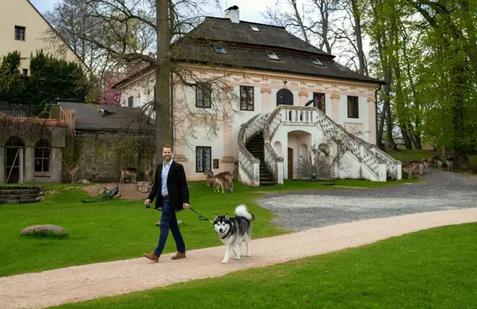 Rod Hildprandtů je svou láskou ke zvířatům proslulý. Mezi majitelovy záliby proto patří mimo jiné i jízda na koni. Denně po zámeckém areálu nachodí až 20 tisíc kroků, při tom ho doprovází jeho aljašský malamut jménem Xeno.