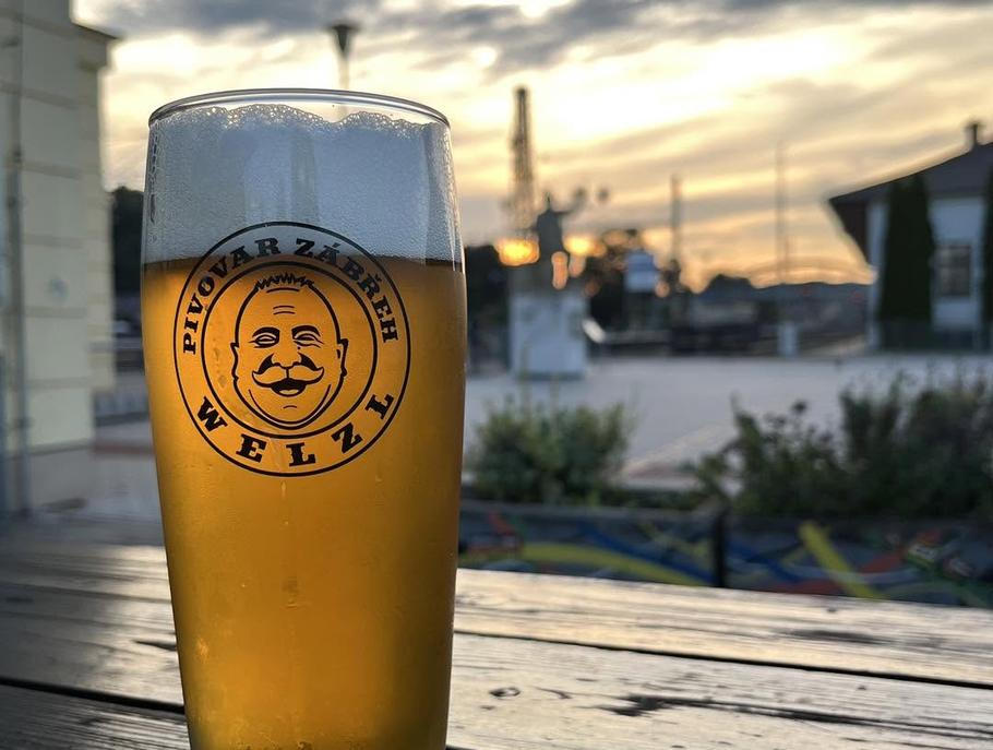 Nádražní hospody mají různé podoby. Většinou se čepuje komerční klasika, v Zábřehu na Moravě však mají vlastní řemeslné pivo.