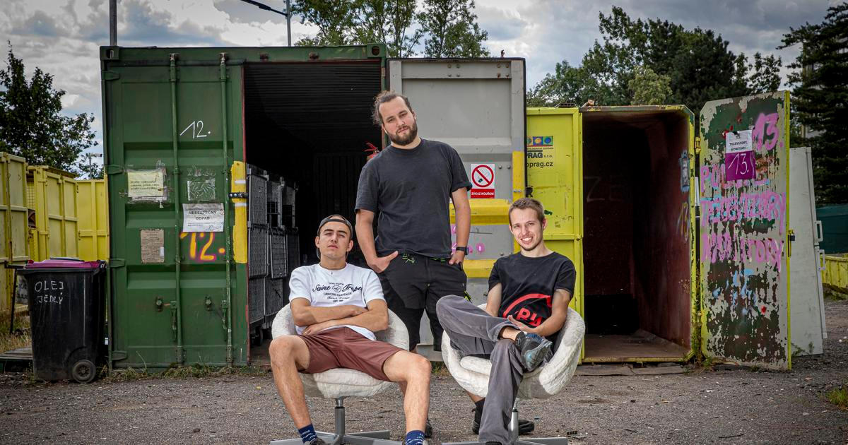 V mrazáku našel mrtvého psa, ve skříni balík peněz. Mladý Čech teď na vlastní pěst opravuje Prahu