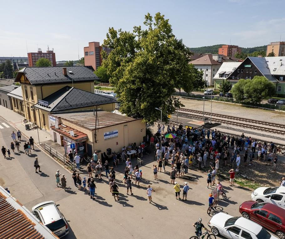 Nádražka v Rožnově pod Radhoštěm už je dnes minulostí, tahle fotka pochází z posledního dne jejího provozu. „Myslel jsem si, že nás tam bude pár podivínů, takhle velká účast mě opravdu překvapila,“ říká dnes Venca Kahánek.
