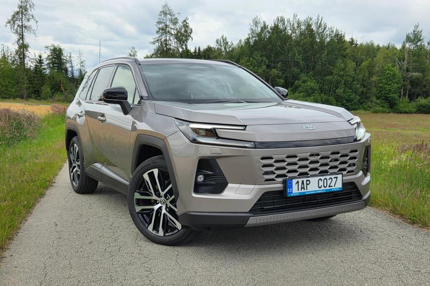 Po městě asketa, na dálnici král. Toyota RAV4 má v nové generaci vlastně jen jednu chybu