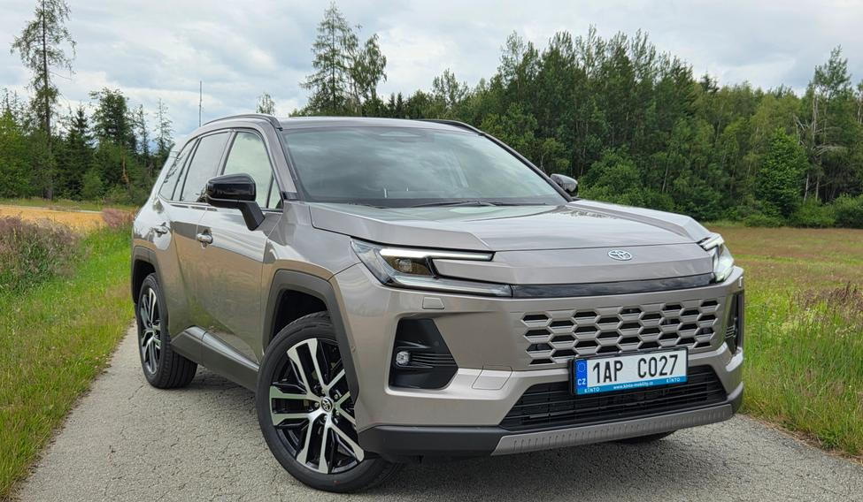 Toyota RAV4 ve vrcholné výbavě Executive s hybridem a pohonem všech kol stojí 1,4 milionu korun.