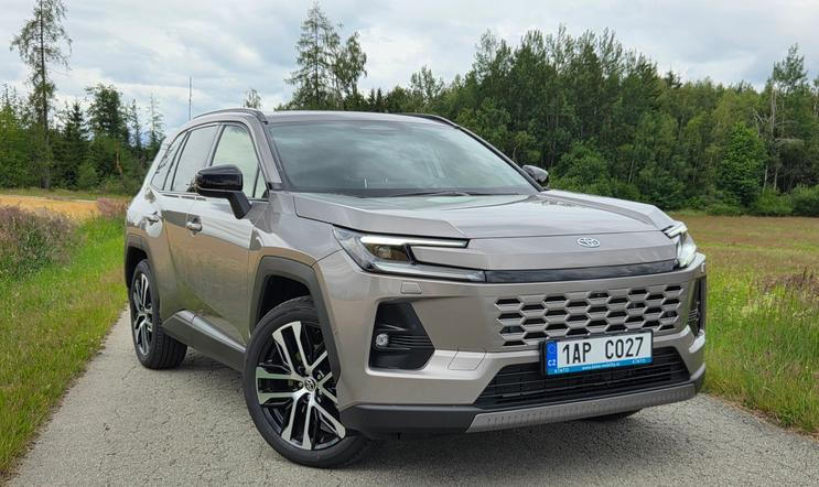 Toyota RAV4 ve vrcholné výbavě Executive s hybridem a pohonem všech kol stojí 1,4 milionu korun.