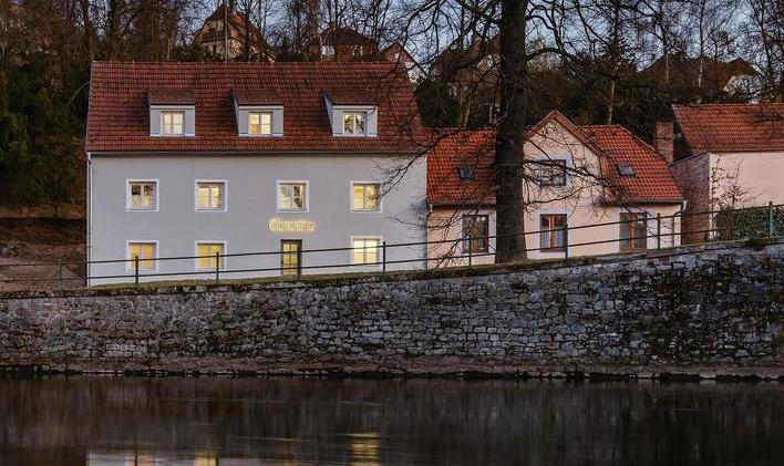 Penzion Clementine House, usazený na břehu Vltavy v Českém Krumlově, je vnitřním světem, který nabízí přirozené místo k odpočinku a vybízí ke zpomalení. 