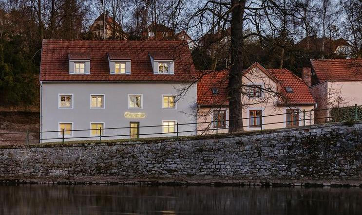 Penzion Clementine House, usazený na břehu Vltavy v Českém Krumlově, je vnitřním světem, který nabízí přirozené místo k odpočinku a vybízí ke zpomalení. 