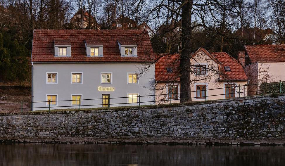 Penzion Clementine House, usazený na břehu Vltavy v Českém Krumlově, je vnitřním světem, který nabízí přirozené místo k odpočinku a vybízí ke zpomalení. 