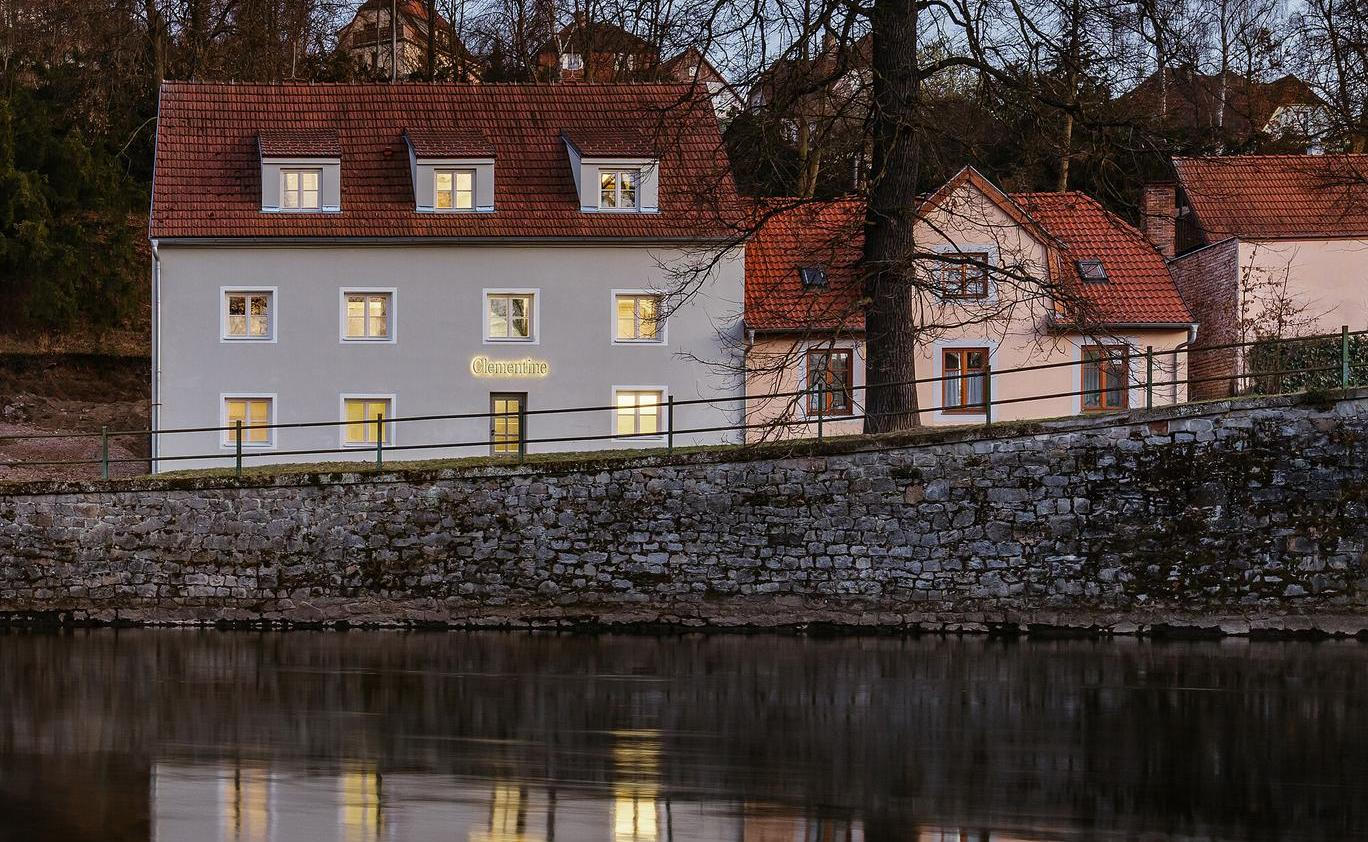 Penzion Clementine House, usazený na břehu Vltavy v Českém Krumlově, je vnitřním světem, který nabízí přirozené místo k odpočinku a vybízí ke zpomalení. 