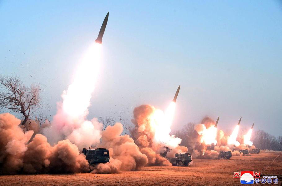 Příslušníci dělostřelecké jednotky Hwasong provádějí cvičný palebný útok střel Hwasong-11Ga, snímek zveřejnila státní agentura KCNA v březnu 2023.
